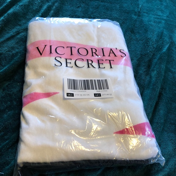 BNIP Pink VS Round Beach Towel/ Wrap - Picture 6 of 7